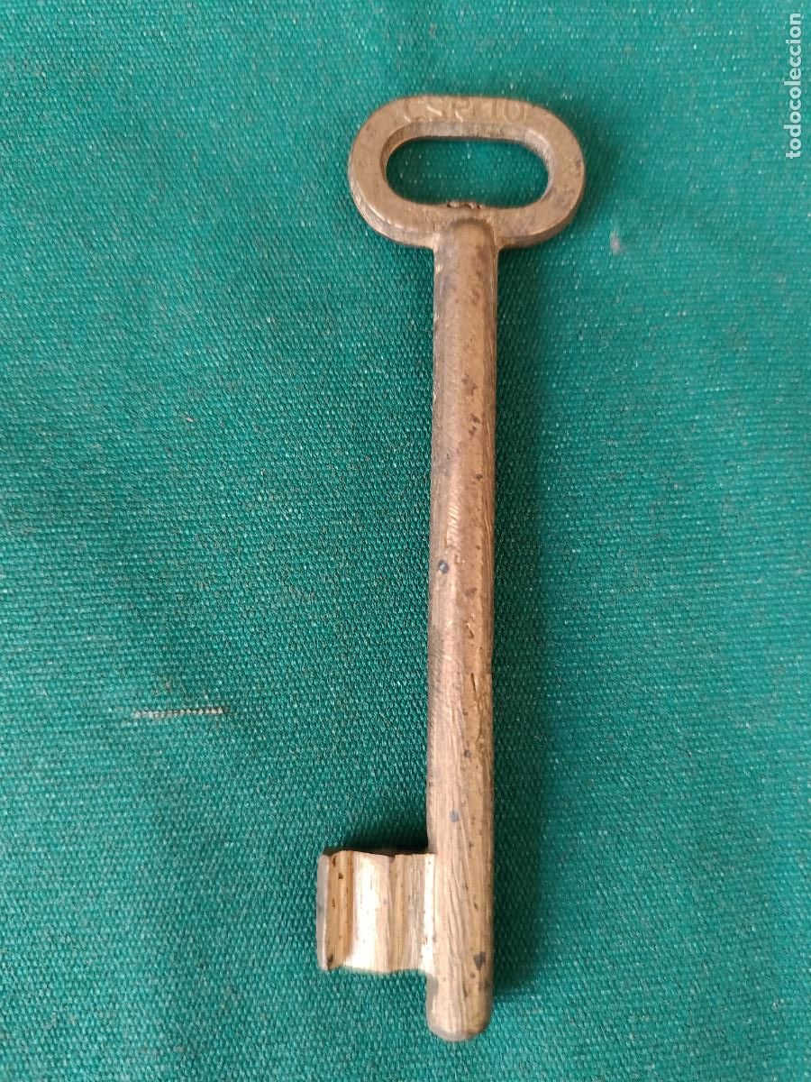 Antig&uuml;edades: SENCILLA LLAVE MACIZA DE LAT&Oacute;N - 9.8 cm. - Foto 1