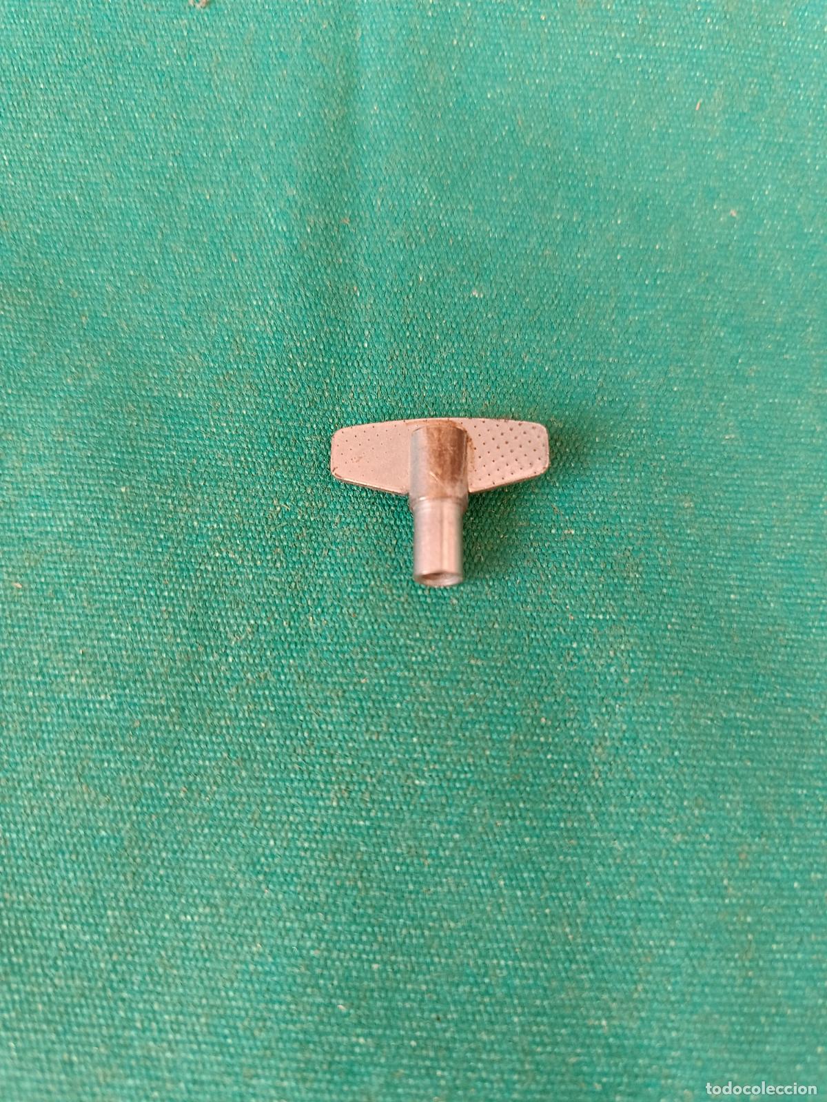 Antig&uuml;edades: PEQUE&Ntilde;A LLAVE PARA CAJA DE M&Uacute;SICA O SIMILAR