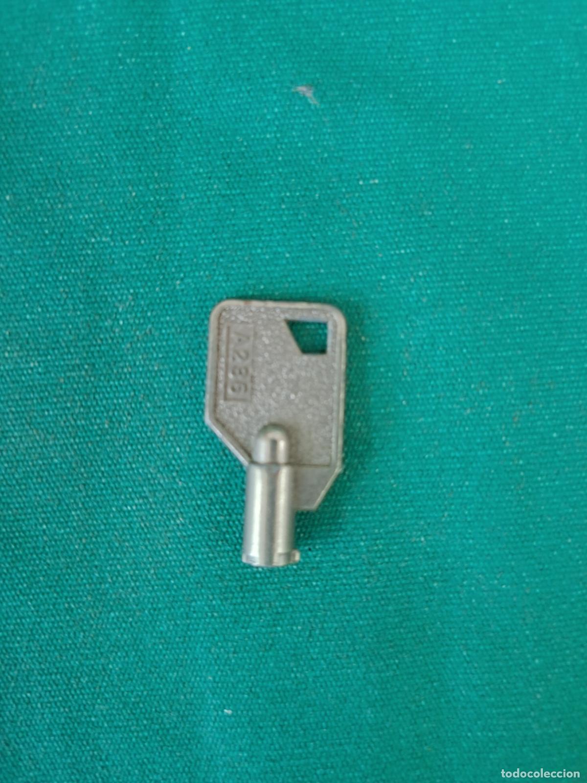 Antig&uuml;edades: PEQUE&Ntilde;A LLAVE HUECA A236 - 32 mm. - Foto 1