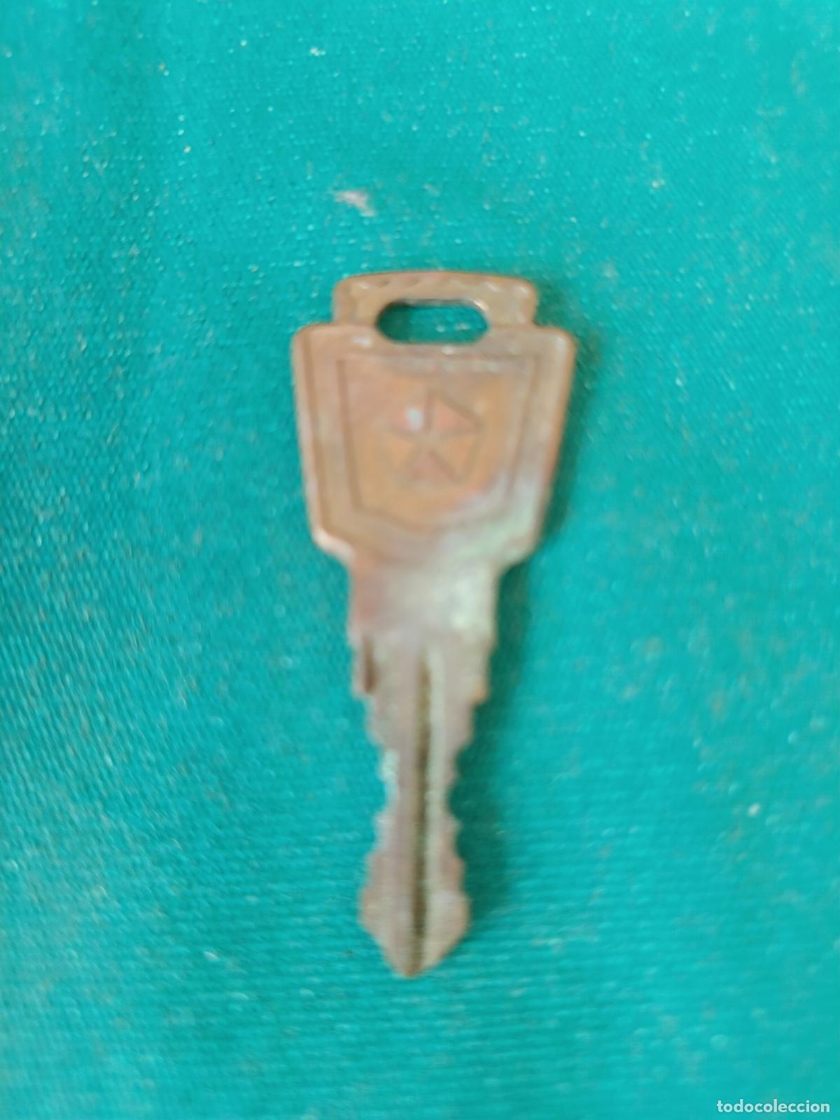 Antig&uuml;edades: LLAVE DE CLAUSOR CON LOGO DE CHRYSLER - LAT&Oacute;N - 51 mm.