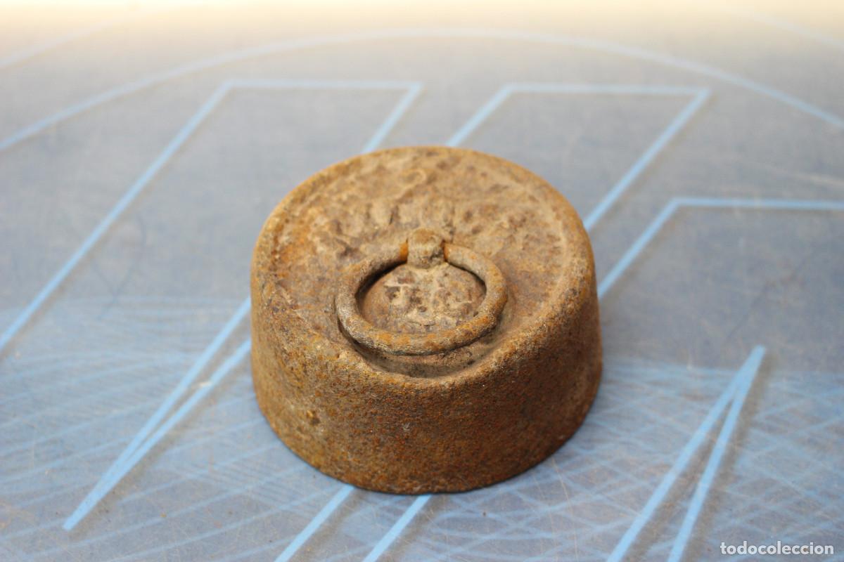 Antig&uuml;edades: Antigua pesa circular, peso de hierro fundido, 2 k.