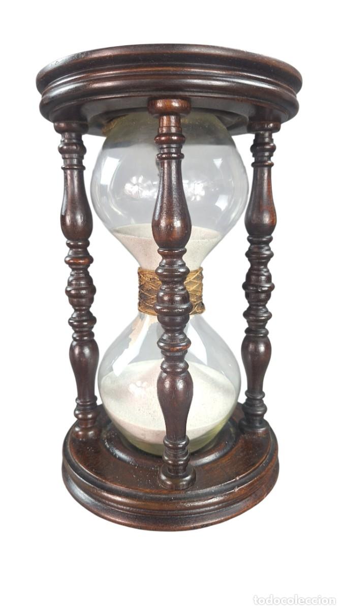 Antig&uuml;edades: Reloj de arena. Madera caoba. &Eacute;poca victoriana. Inglaterra. Siglo XIX. 24,5 x 15, 3 cm.