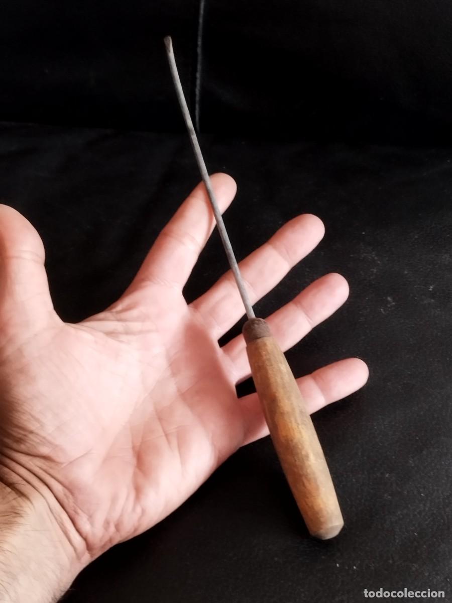 Antig&uuml;edades: Antiguo destornillar plano, largo con mango de madera.