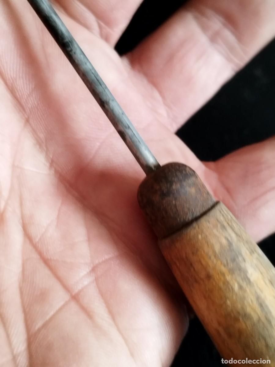 Antig&uuml;edades: Antiguo destornillar plano, largo con mango de madera. - Foto 4
