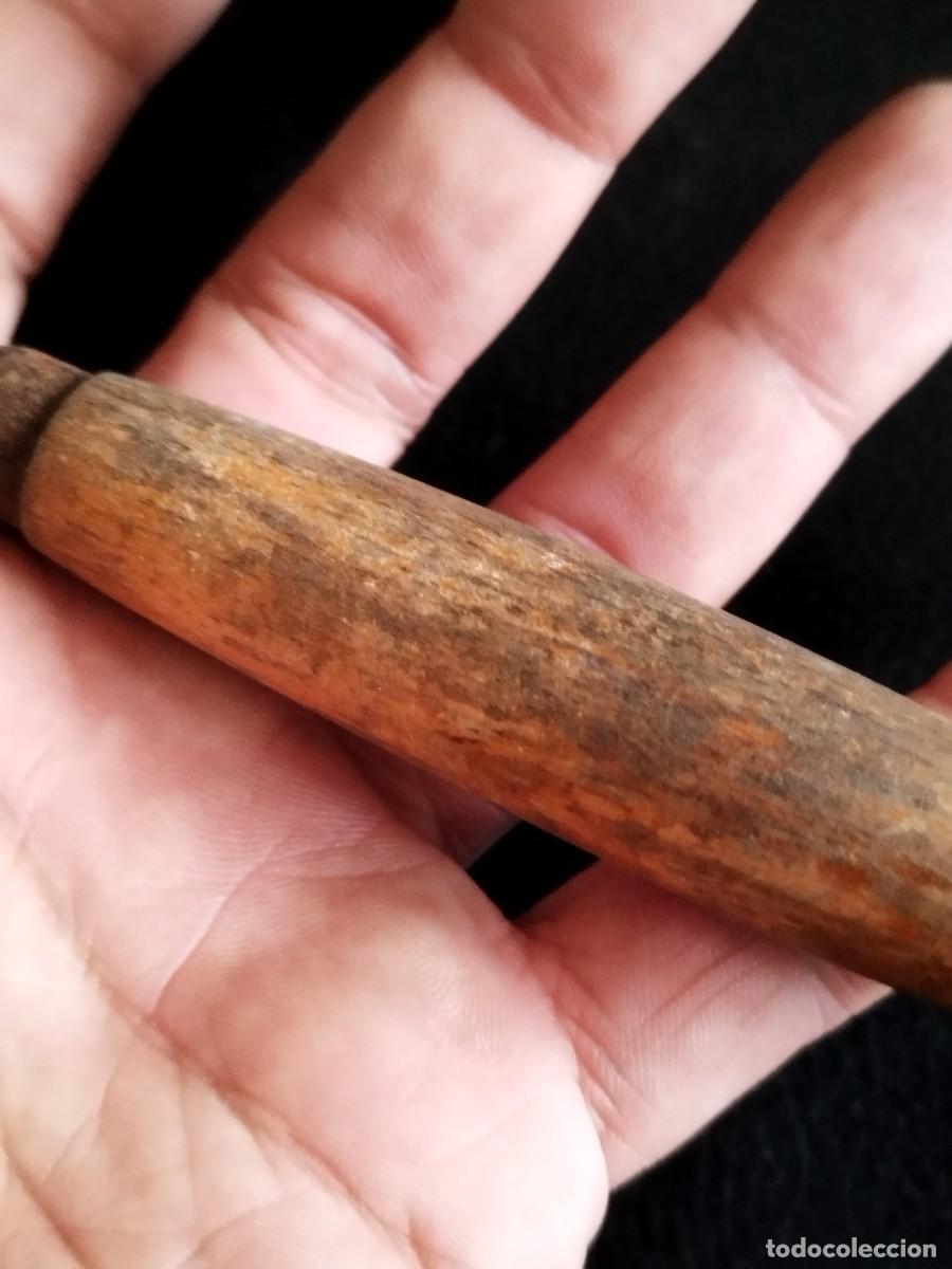 Antig&uuml;edades: Antiguo destornillar plano, largo con mango de madera. - Foto 5