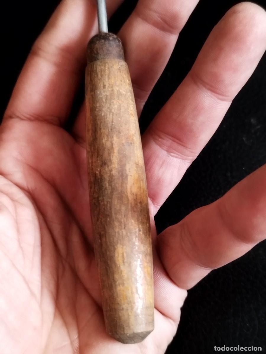 Antig&uuml;edades: Antiguo destornillar plano, largo con mango de madera. - Foto 7