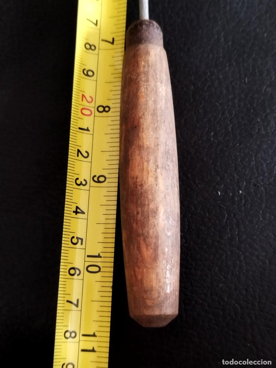 Antig&uuml;edades: Antiguo destornillar plano, largo con mango de madera. - Foto 10