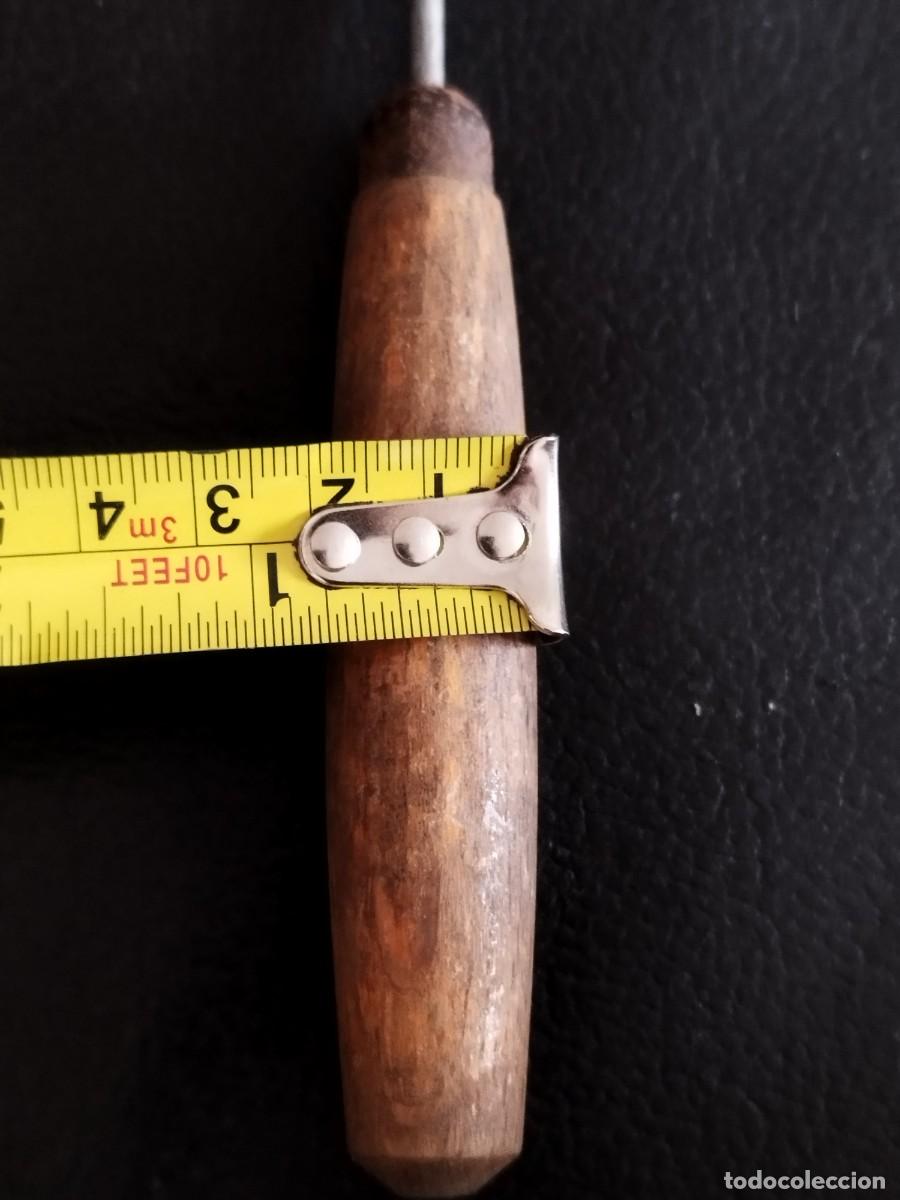 Antig&uuml;edades: Antiguo destornillar plano, largo con mango de madera. - Foto 12