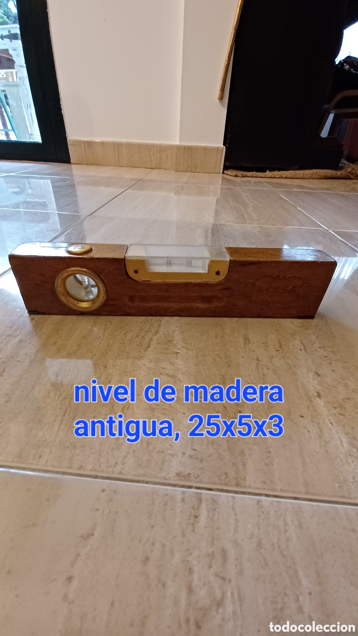 Antig&uuml;edades: Nivel de madera antiguo.