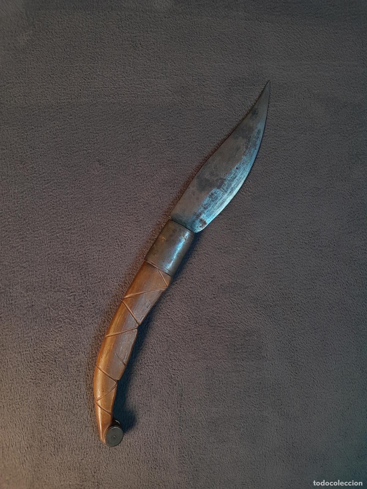 Antig&uuml;edades: NAVAJA DE CABO CURVO DE MADERA CON HOJA FIJA .SIGLO XX.