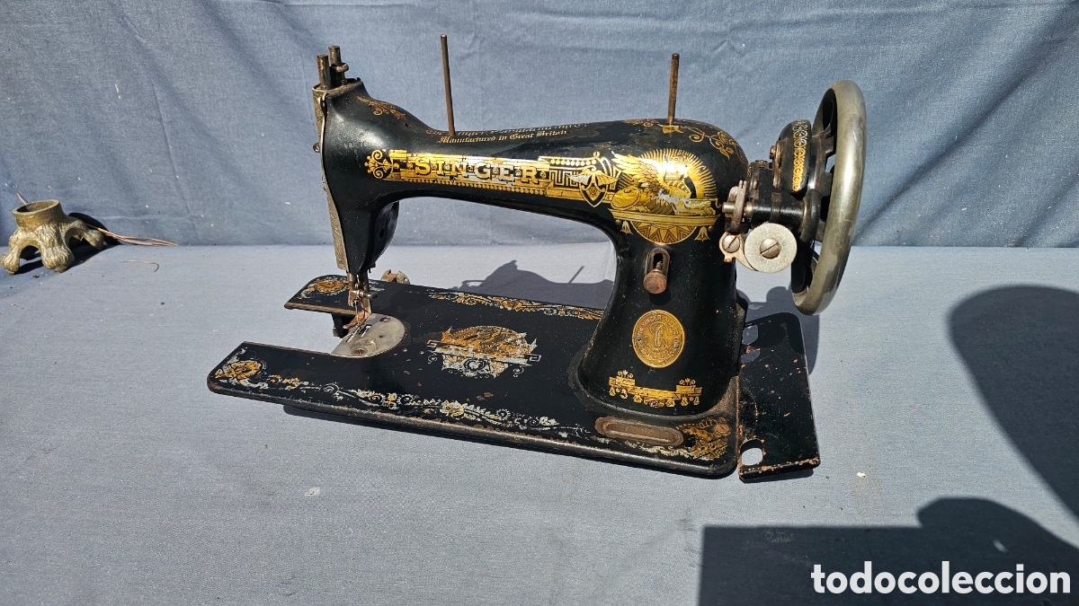 Antig&uuml;edades: Antigua m&aacute;quina de coser Singer