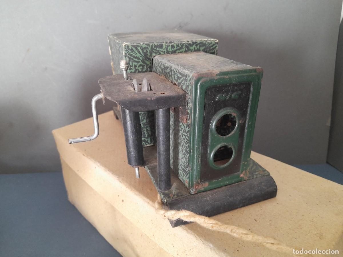 Antig&uuml;edades: Antiguo proyector nic de cart&oacute;n, sin pel&iacute;culas, sin comprobar, 23x9x11cm aprox