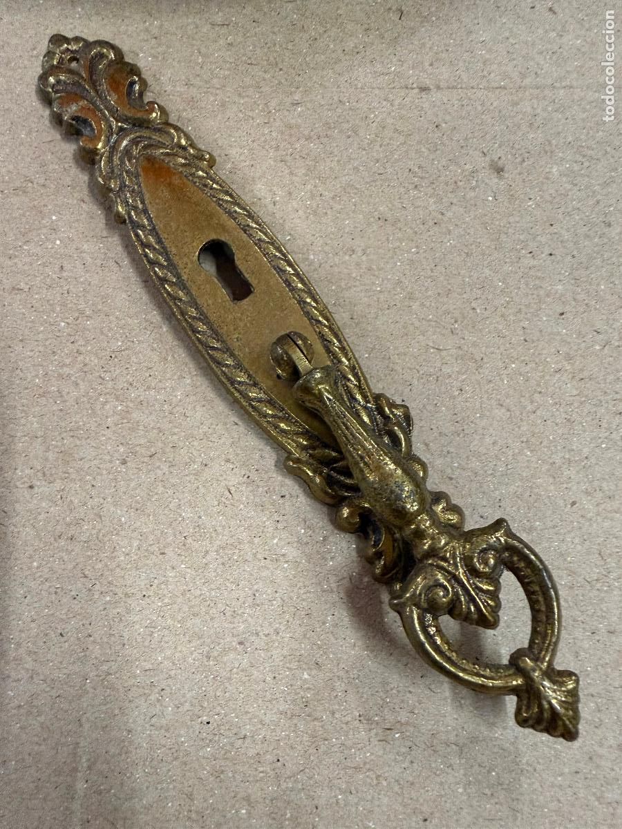 Antig&uuml;edades: Antiguo tirador o pomo con bocallave. En laton. Mide 16cms de alto
