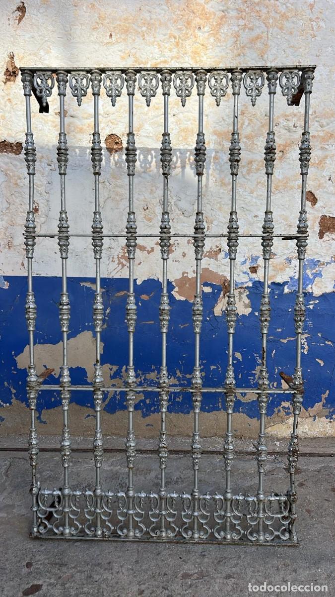 Antig&uuml;edades: REJA ESTILO SEVILLANO DE FORJA A&Ntilde;OS 20 CON HIERRO FUNDIDO DE 192 X 114 CMS. X 30 DE GARRA