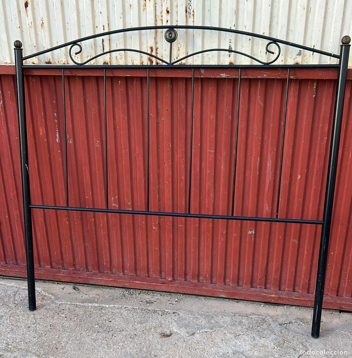 Antig&uuml;edades: CABECERO DE CAMA DE HIERRO LACADO EN NEGRO DE 140 CMS. DE ANCHO X 130 CMS. DE ALTURA
