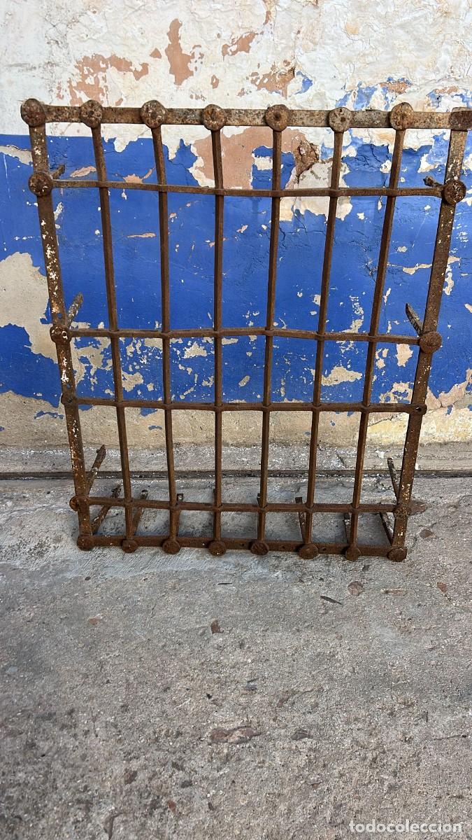 Antig&uuml;edades: REJA DE FORJA ANTIGUA DE 110 CMS. DE ALTO X 90 CMS. X 27 CMS. DE GARRA