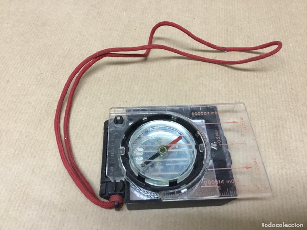 Antig&uuml;edades: Brujula suunto de orientacion, tiene un trocito del pl&aacute;stico roto