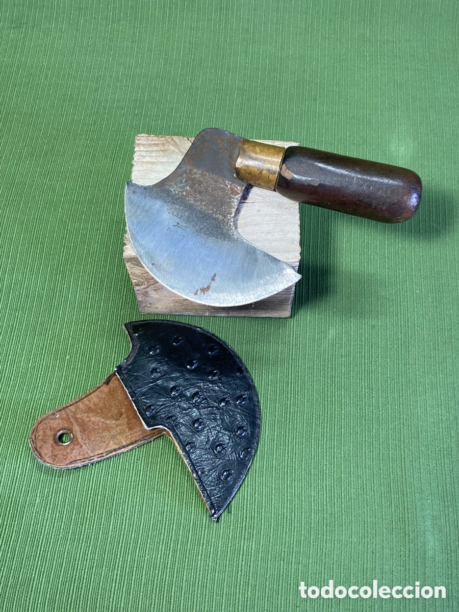 Antig&uuml;edades: Rara cuchilla de talabartero o guarnicionero Blanchard. Para cuero o piel.