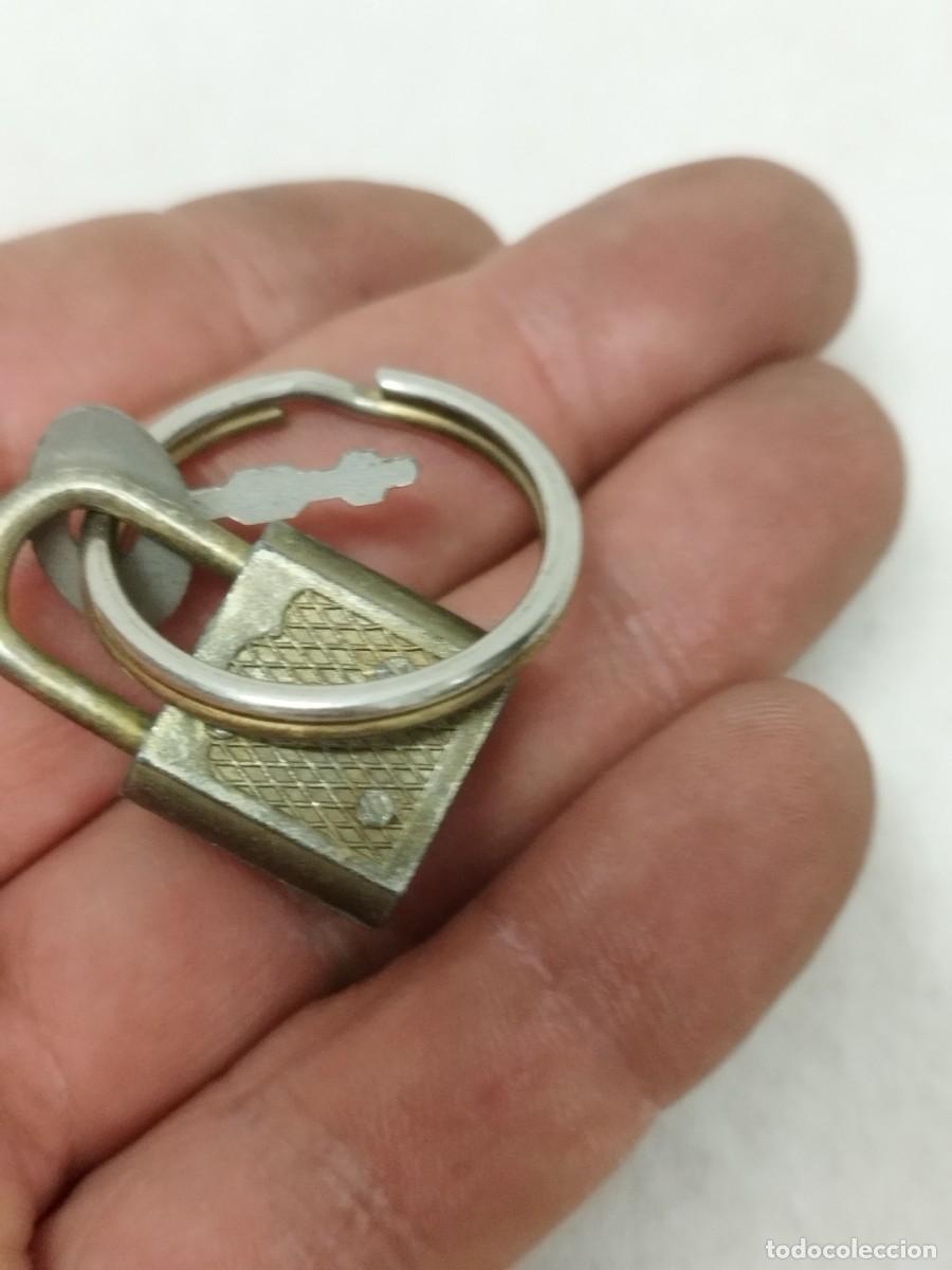 Antig&uuml;edades: Peque&ntilde;o candado con su llave. - Foto 1
