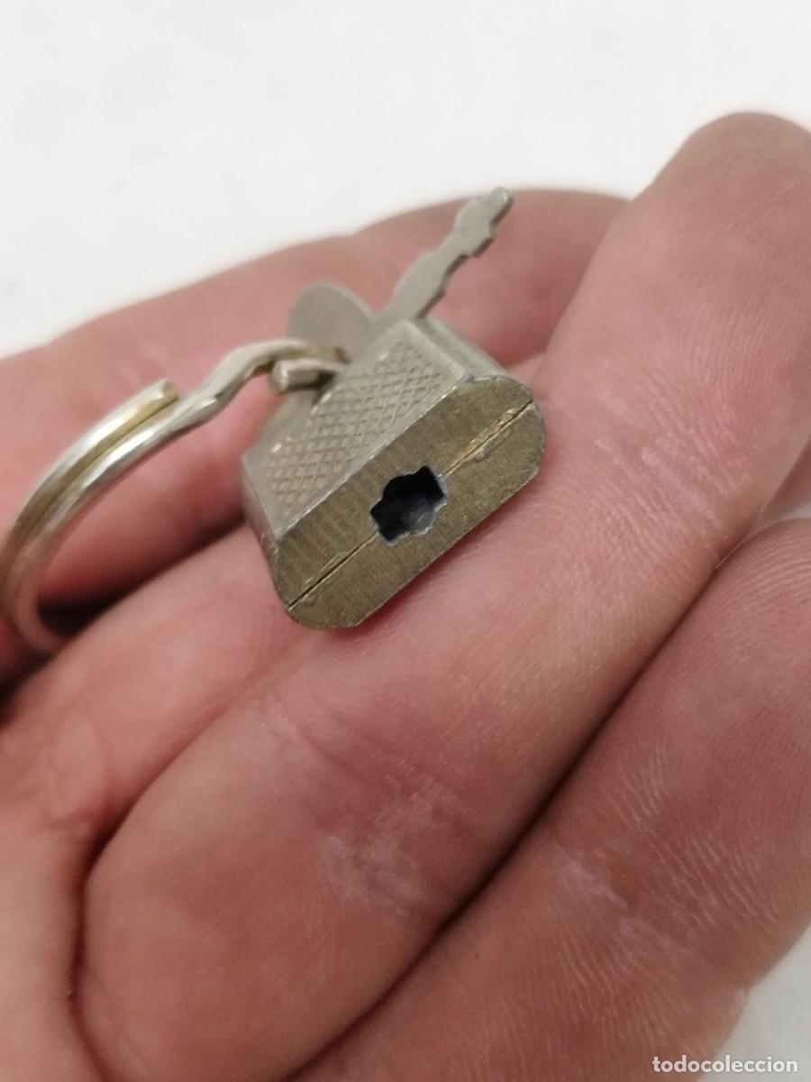 Antig&uuml;edades: Peque&ntilde;o candado con su llave. - Foto 2