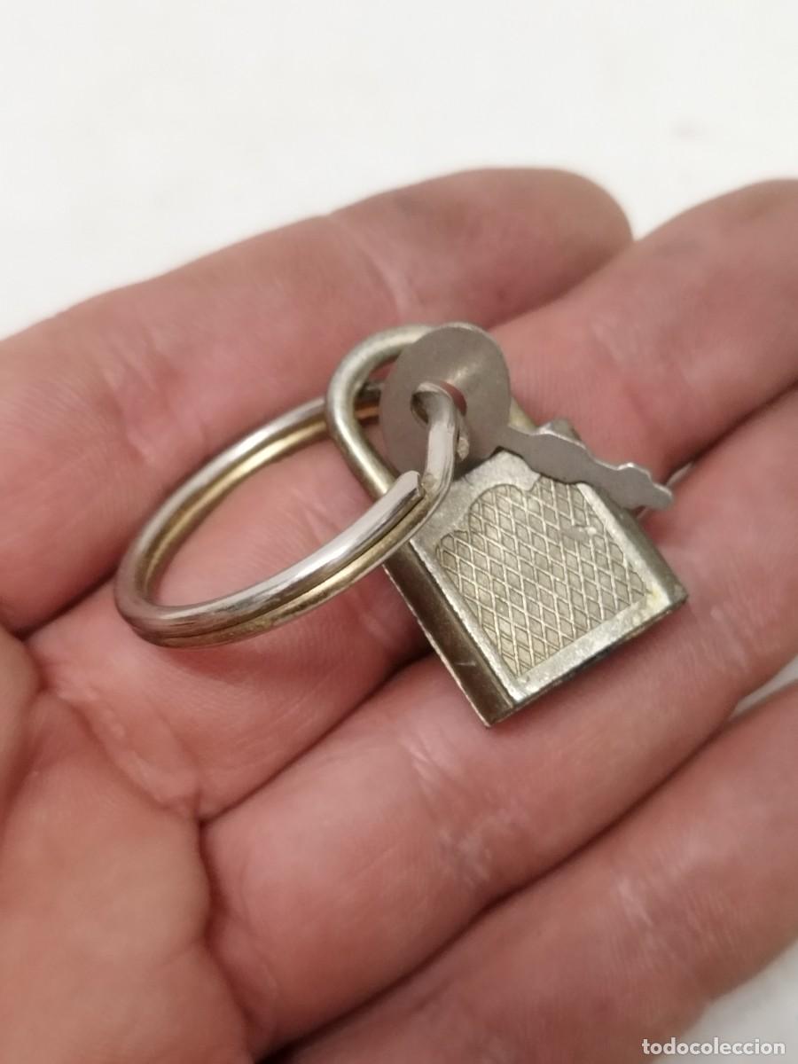 Antig&uuml;edades: Peque&ntilde;o candado con su llave. - Foto 3