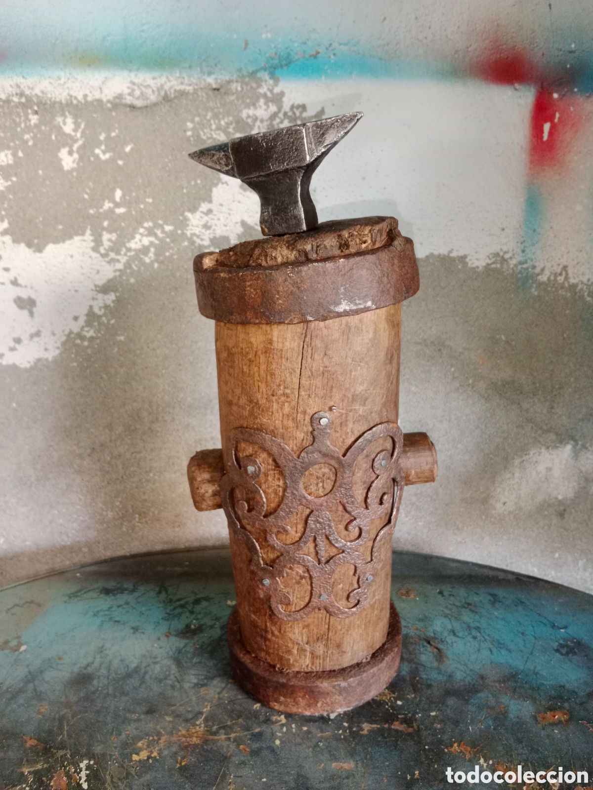 Antig&uuml;edades: Yunque antiguo. Medidas 40 de alto X 14 de di&aacute;metro cm.