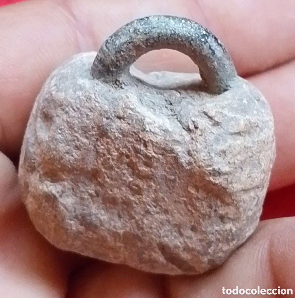 Antig&uuml;edades: Pesa romana de plomo con asa de bronce