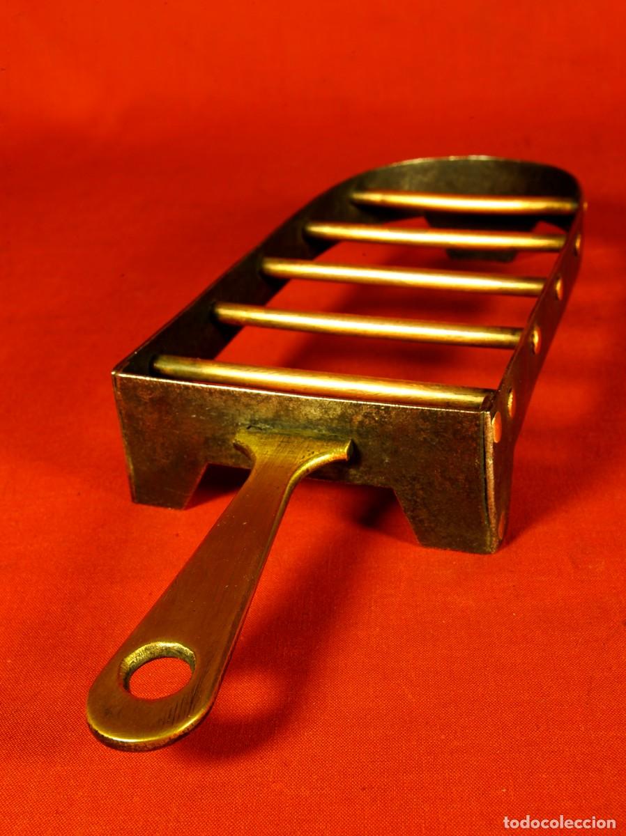 Antiques: Antiguo soporte de Plancha de Carbon de Hierro, Lat&oacute;n y Cobre