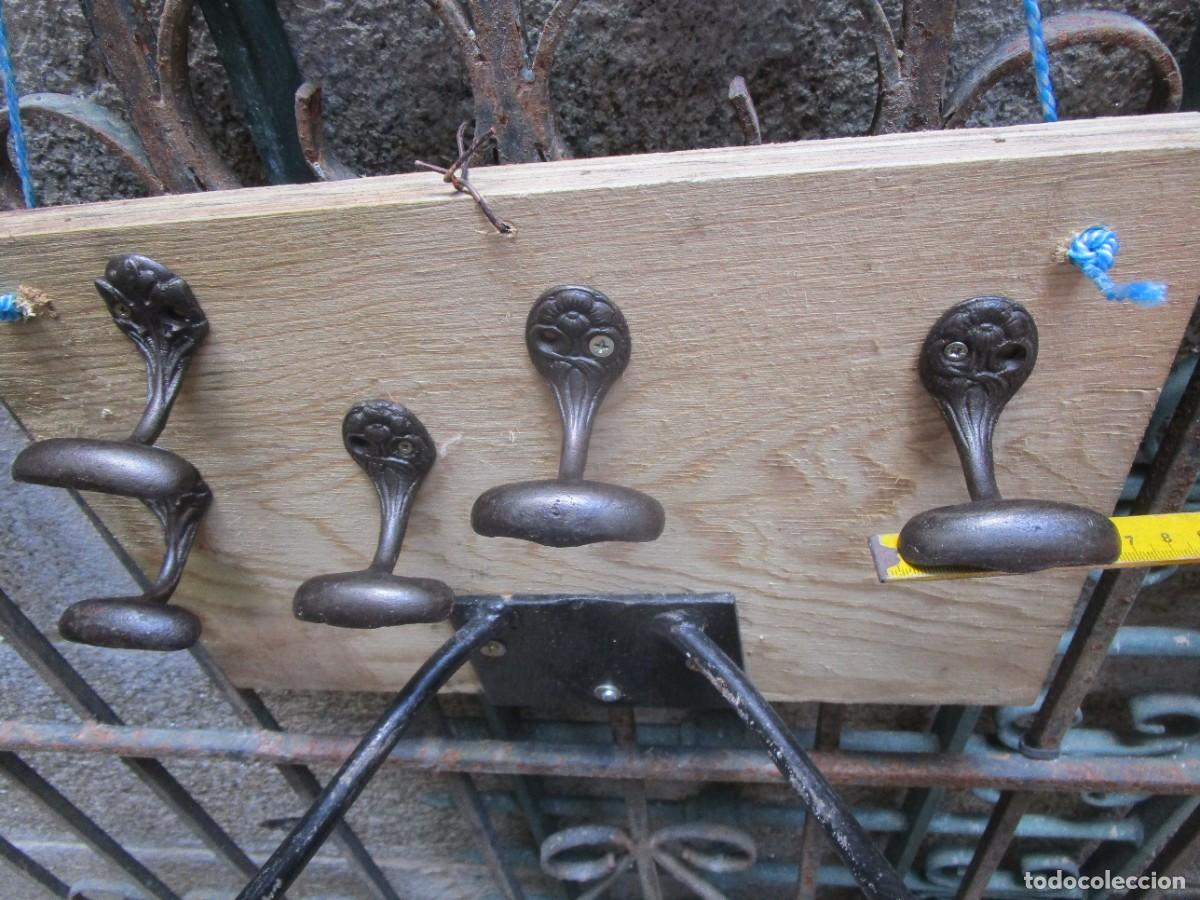 Antig&uuml;edades: LOTE 5 BELLOS COLGADORES DE FUNDICION - PARA PERCHEROS - FRONTIS CON RELIEVES VEGETALES 450GR.