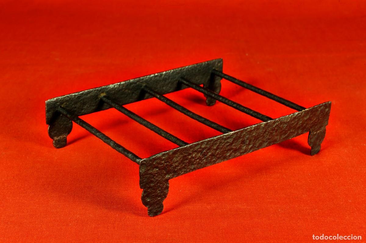 Antig&uuml;edades: Antiguo soporte de Plancha de Carb&oacute;n