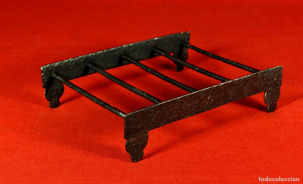 Antig&uuml;edades: Antiguo soporte de Plancha de Carb&oacute;n - Foto 3