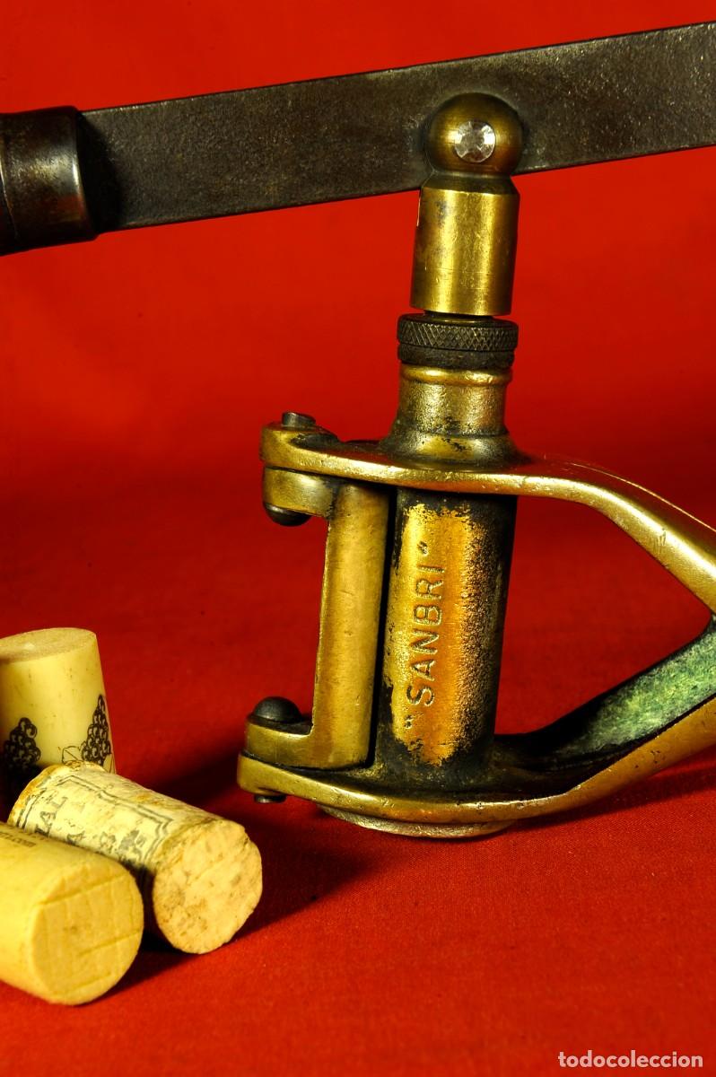 Antig&uuml;edades: Encorchador Franc&eacute;s &rdquo; SANBRI &rdquo; de Bronce, Acero y Madera-Herramienta de Bodega ca.1900-1930.