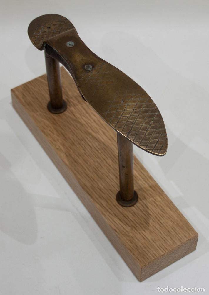 Antig&uuml;edades: ANTIGUO SOPORTE DE LIMPIABOTAS DE BRONCE O LATON. FINALES DEL SIGLO XIX - PRINCIPIOS DEL SIGLO XX.