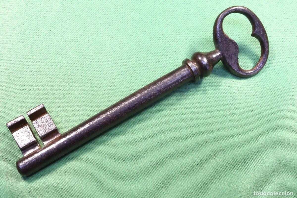 Antig&uuml;edades: Llave de hierro forjado. Iniciales ST. S.XIX Wrought iron key. Initials ST. 19th century