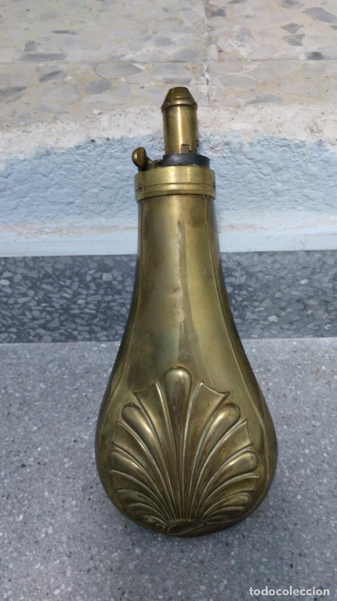 Antig&uuml;edades: Polvorera antigua de lat&oacute;n