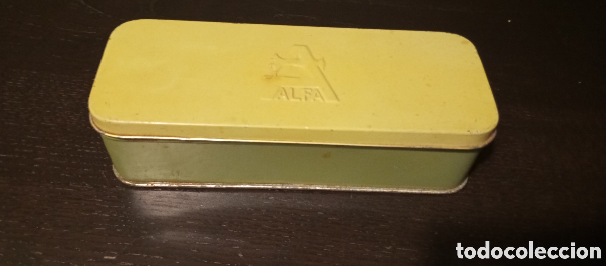 Antig&uuml;edades: Caja de maquina coser Alfa con herramientas