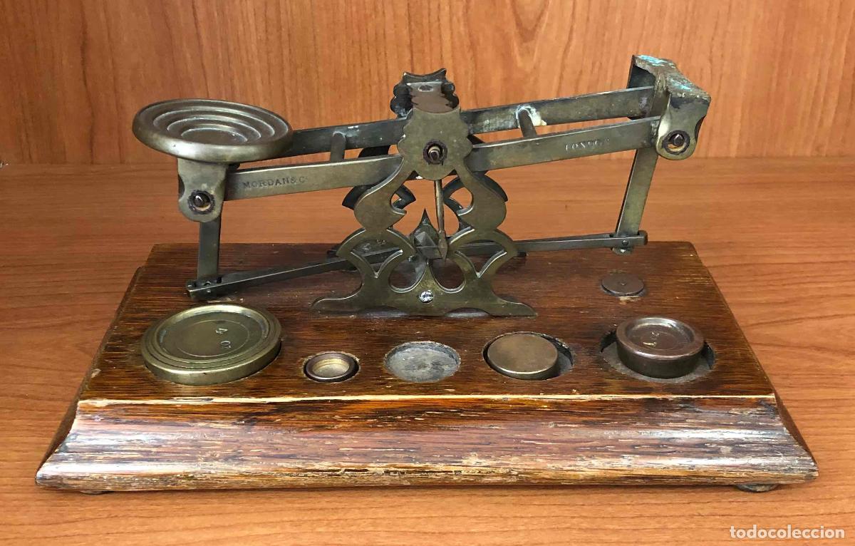 Antig&uuml;edades: ANTIGUA BALANZA POSTAL MORDAN & CO. LONDON SOBRE BASE DE MADERA, REALIZADA EN BRONCE