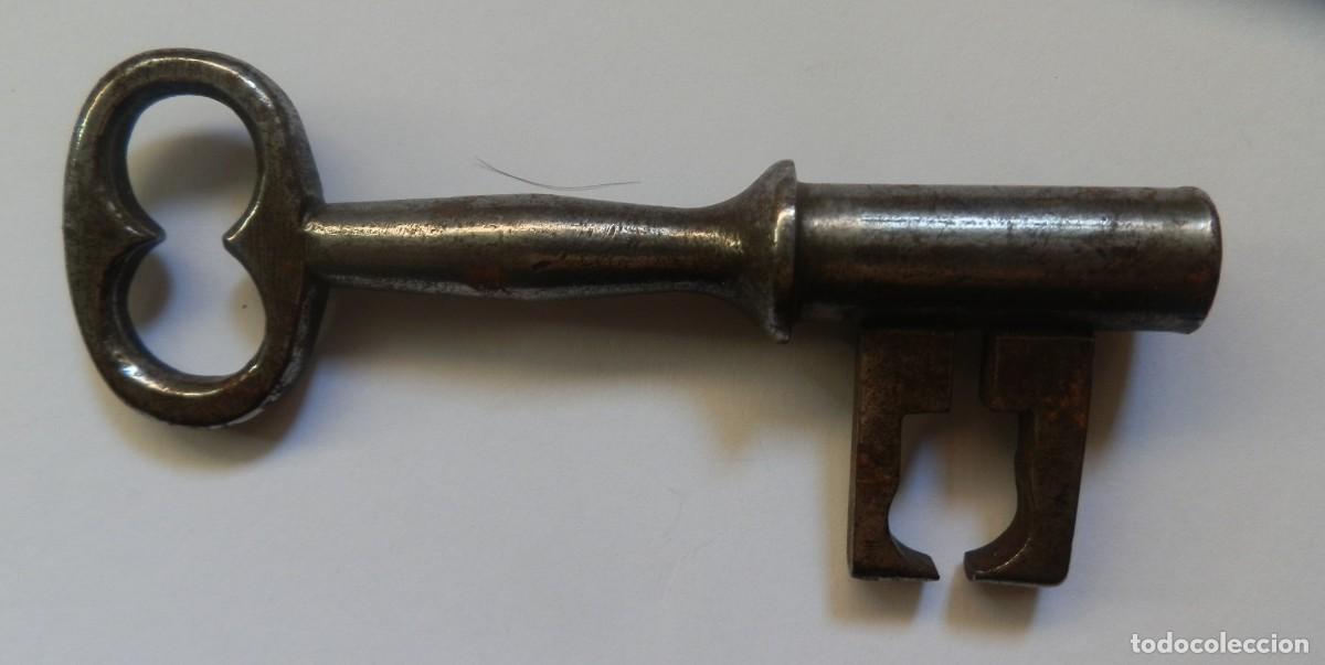 Antig&uuml;edades: Llave antigua de hierro forjado, para muebles como arcas o bargue&ntilde;os. Mide 9,10 cm.