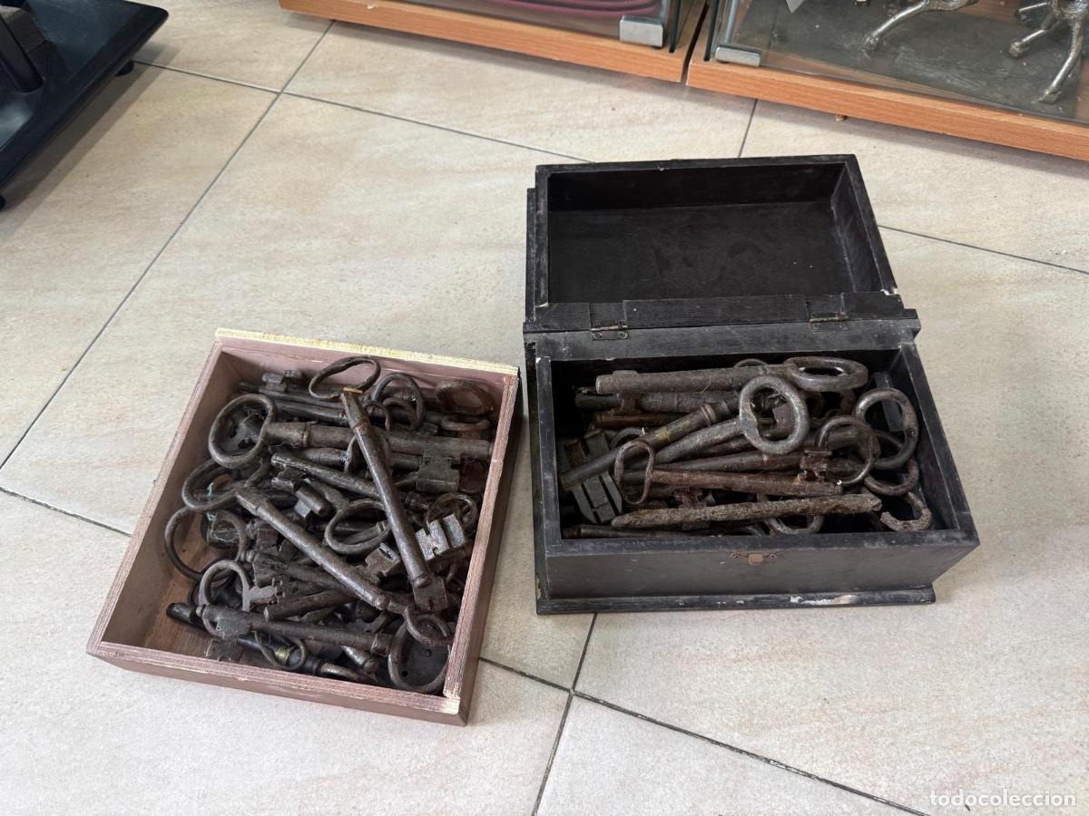 Antig&uuml;edades: Gran lote de llaves antiguas de hierro, 65 en total, buen tama&ntilde;o
