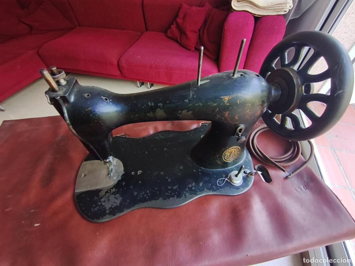 Antig&uuml;edades: M&aacute;quina de coser Singer de 1885 (Modelo 28) - Con mueble de pedal original