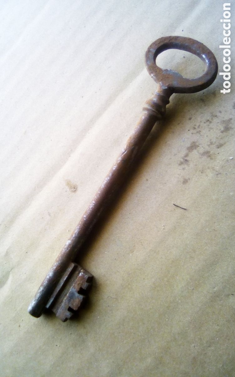 Antig&uuml;edades: Antigua llave de cerradura de puerta, de mediados siglo XX. Mide 12 cm.