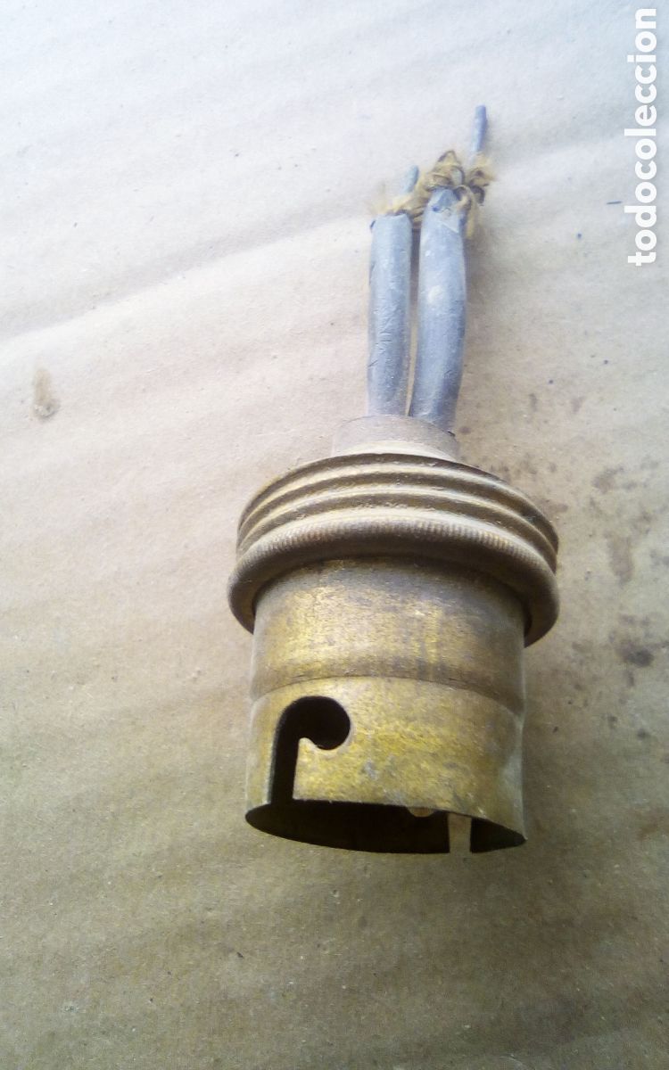 Antig&uuml;edades: Antiguo casquillo de lat&oacute;n para bombilla de 125 v. Mide 40 mm.