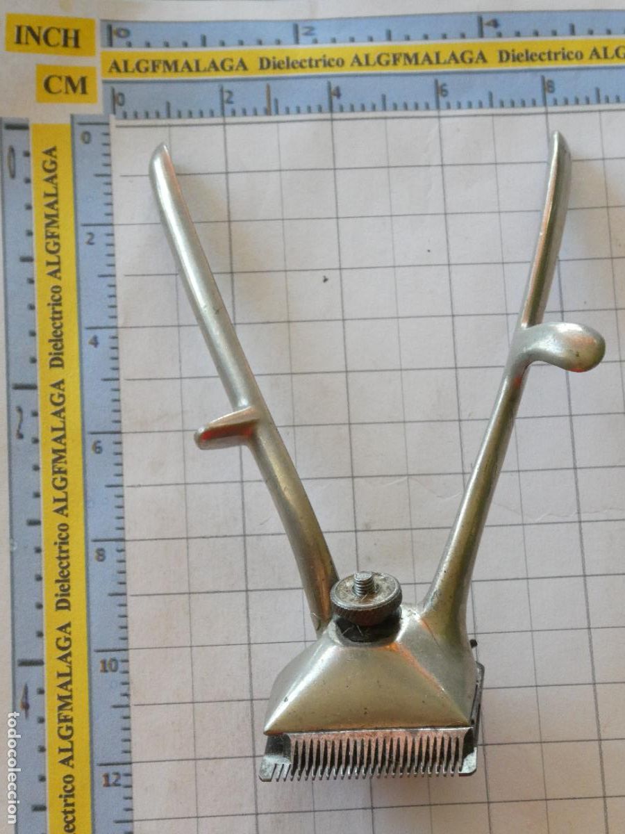 Antig&uuml;edades: ANTIGUA M&Aacute;QUINA MAQUINILLA DE CORTAR PELO PELUQUERO. MARCA MARCAJE HELA. 100GR