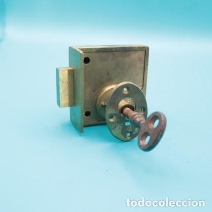 Antig&uuml;edades: Cerradura antigua de sobreponer inglesa con llave de palet&oacute;n, bocallave de lat&oacute;n Siglo XIX,Completo.