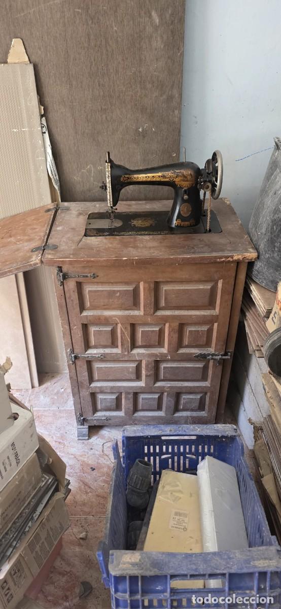Antig&uuml;edades: M&aacute;quina de coser antigua - Foto 2