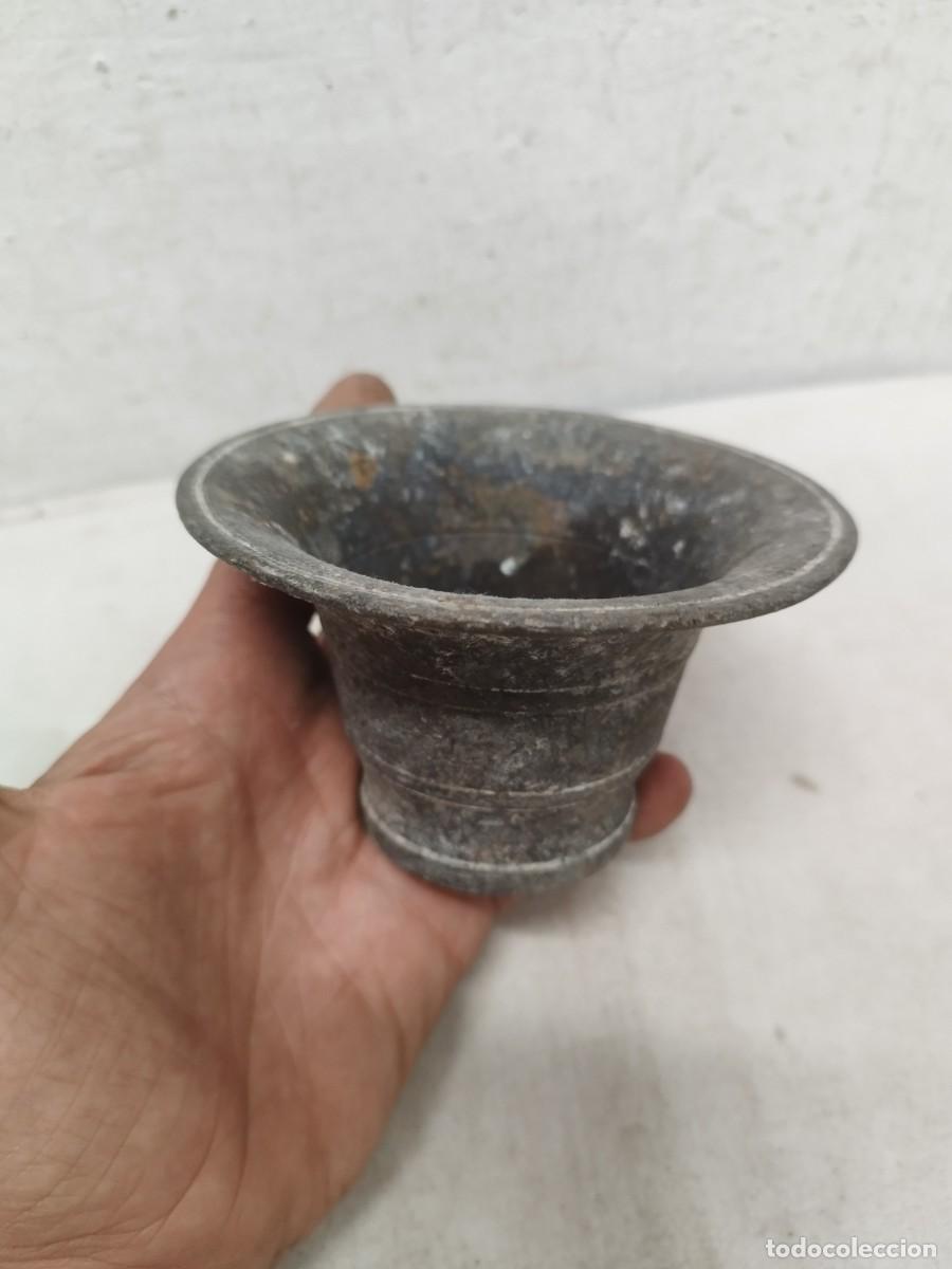 Antig&uuml;edades: Antiguo gran mortero o almirez en bronce o lat&oacute;n, sin mano.
