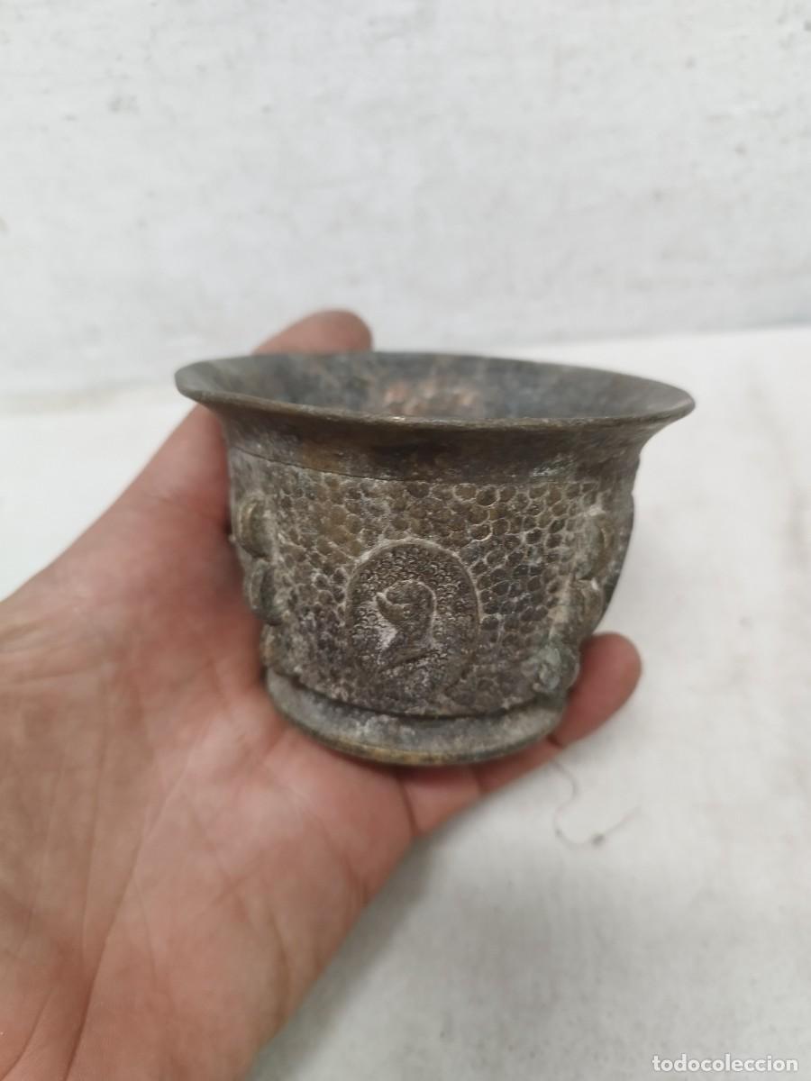 Antig&uuml;edades: Antiguo gran mortero o almirez en bronce o lat&oacute;n, sin mano. Motivos medievales, caballero, torre.