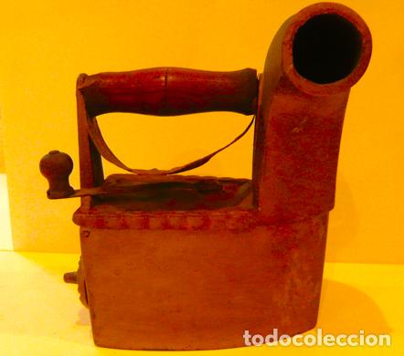 Antig&uuml;edades: PLANCHA DE CARBON CON CHIMENEA de Hierro colado. - Foto 1