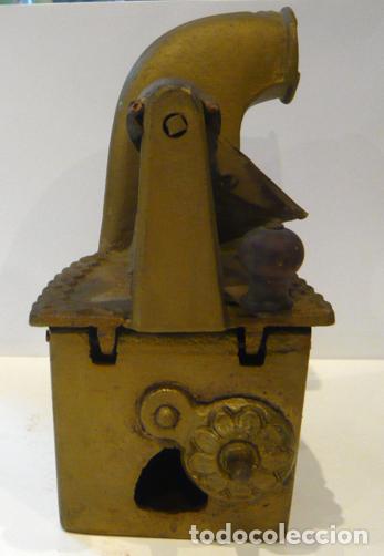Antig&uuml;edades: PLANCHA DE CARBON CON CHIMENEA de Hierro colado. - Foto 4