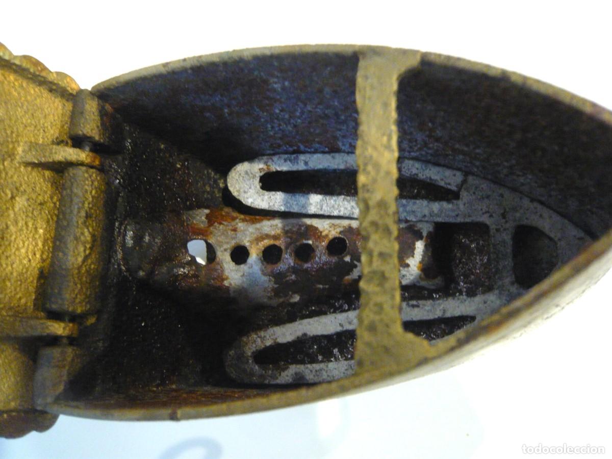 Antig&uuml;edades: PLANCHA DE CARBON CON CHIMENEA de Hierro colado. - Foto 6